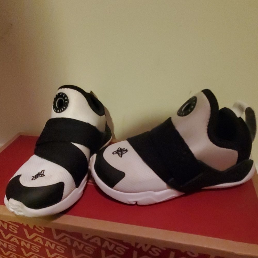 Sneaker - Picture 2 of 3